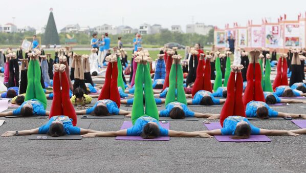 Hơn 1000 người tham gia đồng diễn Yoga tại Vĩnh Phúc - Sputnik Việt Nam