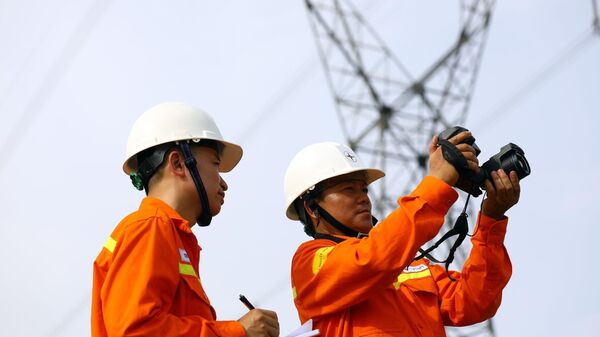Nỗ lực vận hành an toàn trục truyền tải điện ra miền Bắc - Sputnik Việt Nam