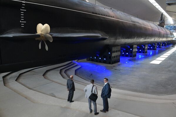 Khách tham quan Triển lãm Hải quân Quốc tế IMDS-2023 ở Kronstadt gần tàu ngầm. - Sputnik Việt Nam