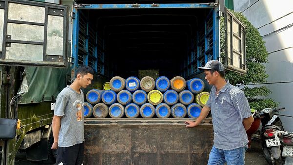 Công an Hồ Chí Minh phát hiện kho hàng chứa hàng tấn bình khí cười - Sputnik Việt Nam