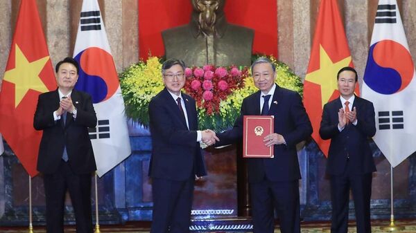 Chủ tịch nước Võ Văn Thưởng và Tổng thống Hàn Quốc Yoon Suk Yeol chứng kiến lễ trao đổi các văn kiện hợp tác - Sputnik Việt Nam