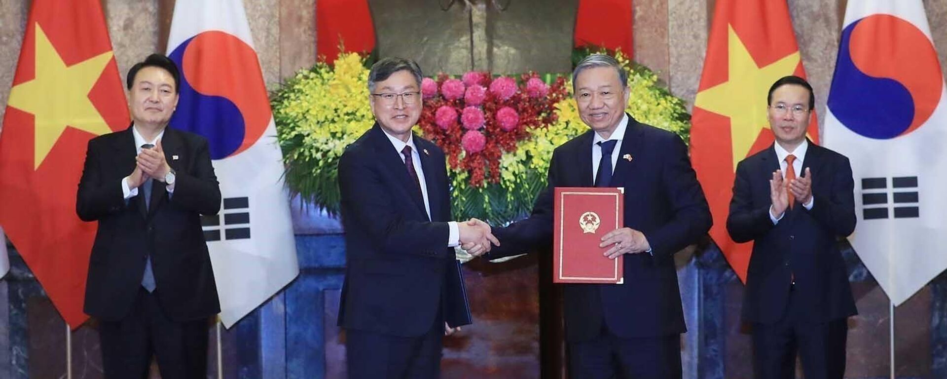 Chủ tịch nước Võ Văn Thưởng và Tổng thống Hàn Quốc Yoon Suk Yeol chứng kiến lễ trao đổi các văn kiện hợp tác - Sputnik Việt Nam, 1920, 23.06.2023