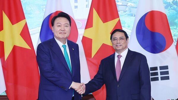 Thủ tướng Phạm Minh Chính và Tổng thống Hàn Quốc Yoon Suk Yeol chụp ảnh chung. - Sputnik Việt Nam
