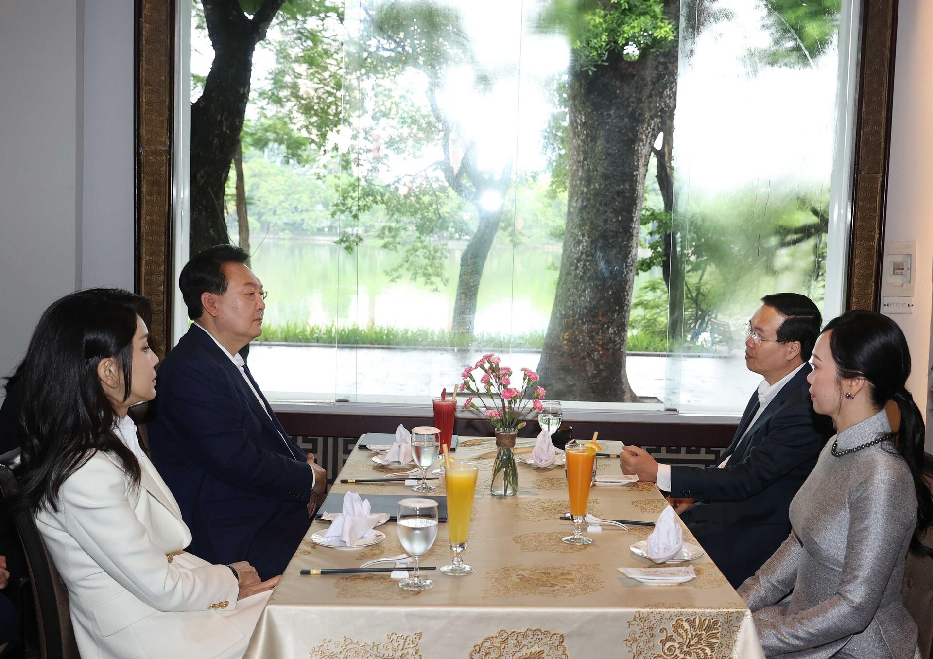 Chủ tịch nước Võ Văn Thưởng và Tổng thống Hàn Quốc Yoon Suk Yeol tham quan danh thắng hồ Hoàn Kiếm - Sputnik Việt Nam, 1920, 24.06.2023