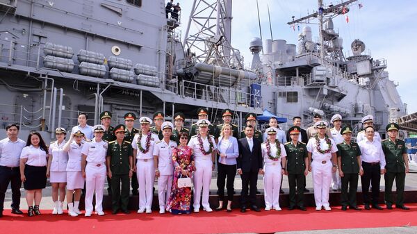Trong ảnh: Đại biểu và sĩ quan, thủy thủ tàu sân bay USS Ronald Reagan tại lễ đón. - Sputnik Việt Nam