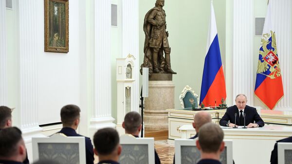 
Tổng thống Nga Vladimir Putin nói chuyện với quân nhân - Sputnik Việt Nam