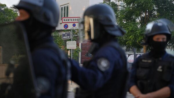 Сảnh sát sau cuộc biểu tình ở trung tâm Nanterre, Pháp - Sputnik Việt Nam