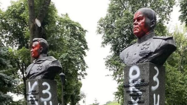 Tượng bán thân của các đảng viên Liên Xô bị đổ sơn trong công viên Partisan Glory ở Kiev - Sputnik Việt Nam
