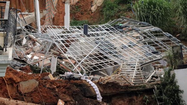 Hiện trường vụ sạt lở khiến một căn nhà bị phá hủy hoàn toàn. - Sputnik Việt Nam