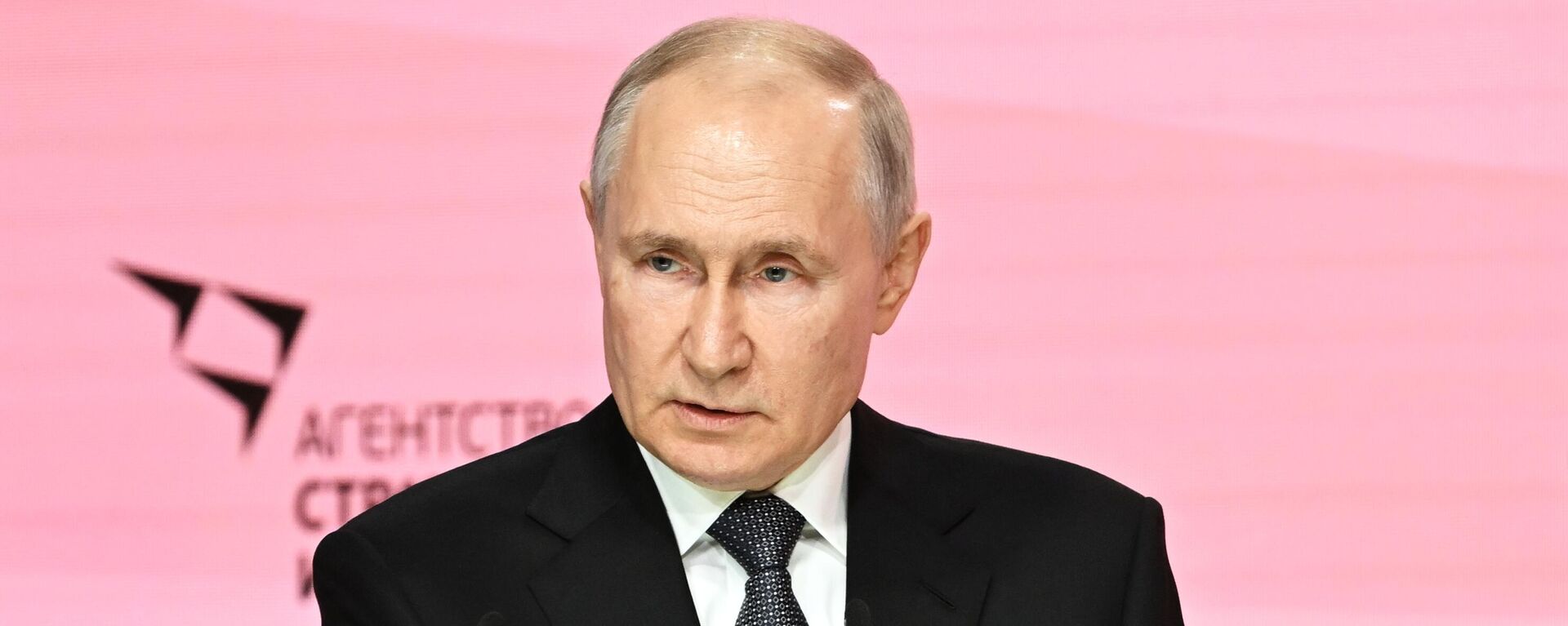Tổng thống Nga Vladimir Putin phát biểu tại phiên họp toàn thể của diễn đàn Ý tưởng mạnh mẽ cho thời đại mới 2023 ở Moskva. - Sputnik Việt Nam, 1920, 29.06.2023