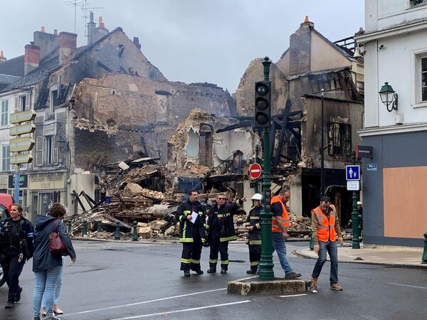 Một hiệu thuốc cháy rụi sau cuộc biểu tình ở thành phố Montargis, Pháp - Sputnik Việt Nam
