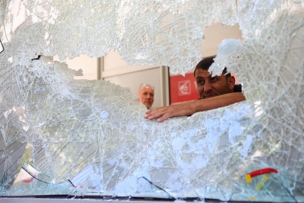 Cửa sổ ngân hàng bị đập vỡ sau các cuộc biểu tình ở thành phố Marseille của Pháp - Sputnik Việt Nam