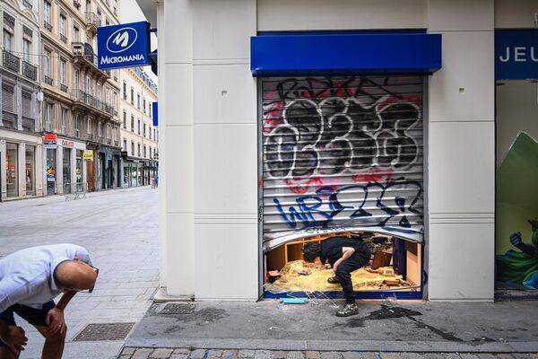 Cửa sổ cửa hàng bị vỡ sau các cuộc biểu tình ở thành phố Lyon của Pháp - Sputnik Việt Nam
