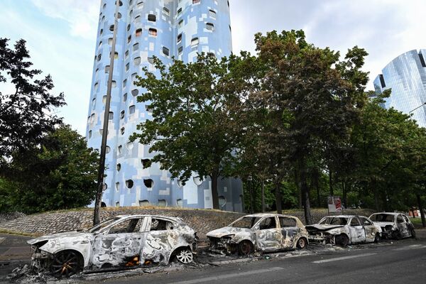 Xe ô tô bị đốt cháy sau cuộc biểu tình ở thành phố Nanterre, Pháp - Sputnik Việt Nam