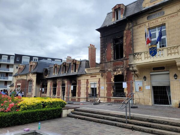 Tòa thị chính của đô thị Persana bị thiêu rụi một phần sau các cuộc biểu tình ở Pháp - Sputnik Việt Nam
