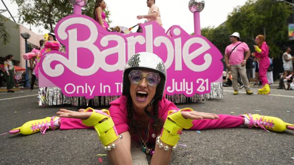 Vũ nữ Kim Manning biểu diễn quảng cáo phim ''Barbie'' tại Mỹ - Sputnik Việt Nam