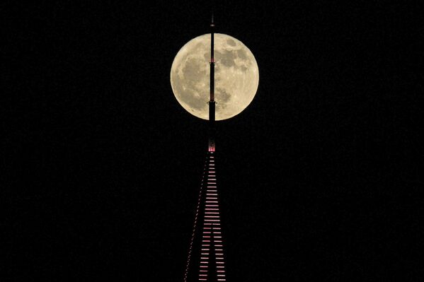 Siêu trăng tháng 7/2023 trên bầu trời UAE - Sputnik Việt Nam