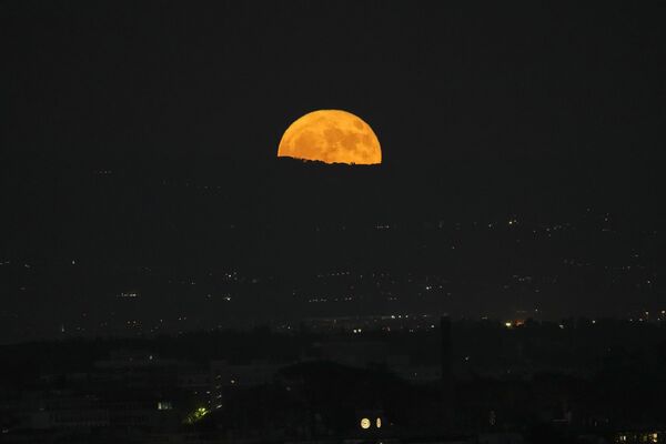 Siêu trăng tháng 7/2023 trên bầu trời Ý - Sputnik Việt Nam