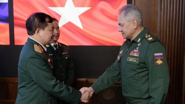 Bộ trưởng Bộ Quốc phòng Liên bang Nga, Đại tướng Lục quân Sergei Shoigu bắt tay Bộ trưởng Bộ Quốc phòng nước CHXHCN Việt Nam, Đại tướng Hoàng Xuân Tiến - Sputnik Việt Nam