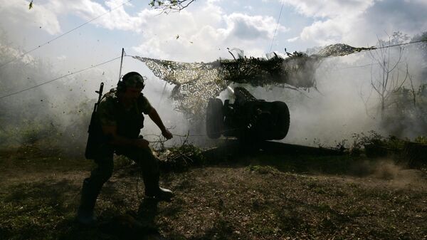 Binh sĩ Quân đoàn 2 thuộc Nhóm Lực lượng phía Nam của Nga bắn lựu pháo D-30 vào các vị trí của Lực lượng Vũ trang Ukraina. - Sputnik Việt Nam