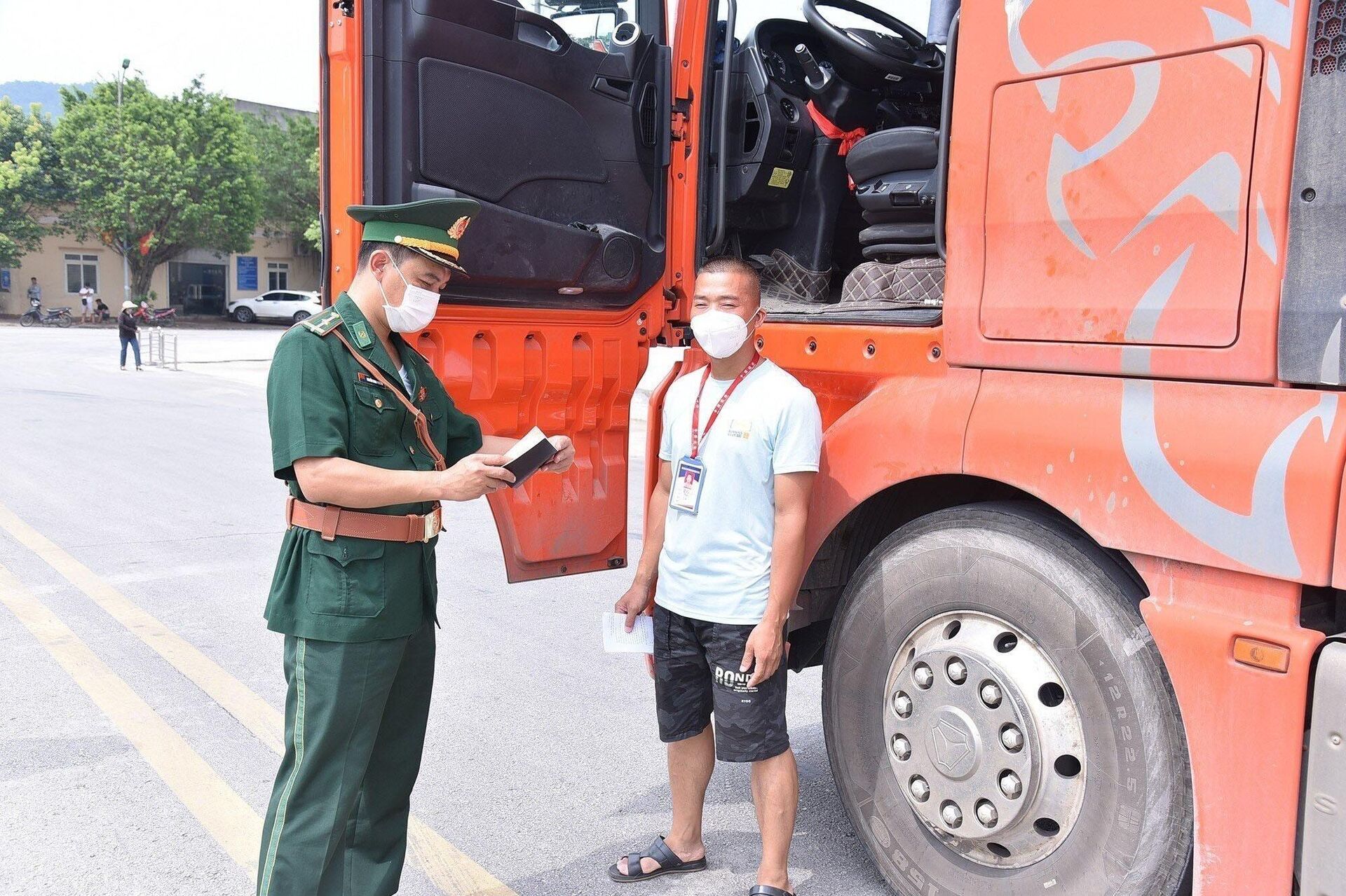 Lực lượng BĐBP cửa khẩu Chi Ma (Lạng Sơn) kiểm tra giấy tờ lái xe chở hàng hóa trong khu vực cửa khẩu. - Sputnik Việt Nam, 1920, 09.07.2023