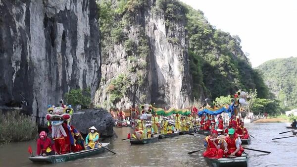 Hoạt động văn hóa đặc sắc trên dòng sông Ngô Đồng tại Khu du lịch Tam cốc Bích Động, tỉnh Ninh Bình - Sputnik Việt Nam