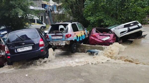Hàng chục ô tô ở Sochi bị cuốn trôi do mưa lớn - Sputnik Việt Nam