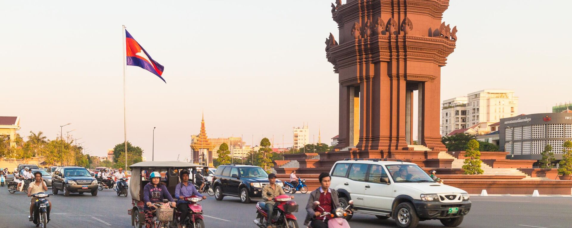 Người lái ô tô và xe máy chạy vòng quanh Tượng đài Độc lập ở trung tâm thủ đô Phnom Penh, Campuchia - Sputnik Việt Nam, 1920, 10.07.2023