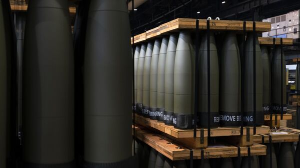 155-мм артиллерийские снаряды M795 на заводе армейских боеприпасов в Пенсильвании, США - Sputnik Việt Nam