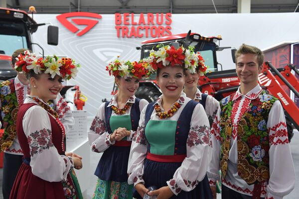 Thanh niên trong trang phục dân tộc tại gian hàng của Cộng hòa Belarus tại triển lãm công nghiệp quốc tế Innoprom-2023 ở Ekaterinburg. - Sputnik Việt Nam