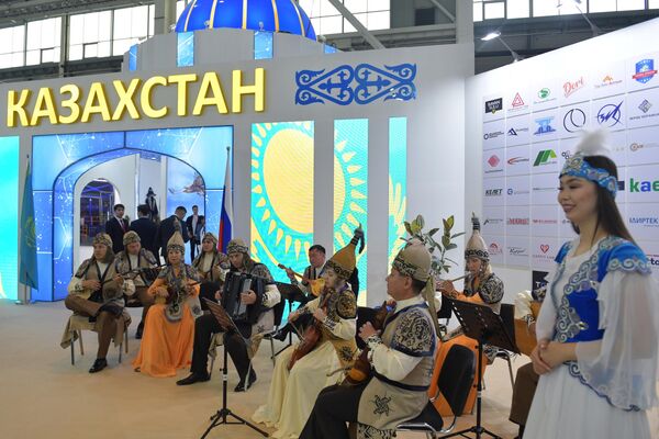 Gian hàng của Kazakhstan tại triển lãm công nghiệp quốc tế &quot;Innoprom-2023&quot; ở Ekaterinburg. - Sputnik Việt Nam
