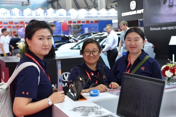 Các cô gái trong buổi khai mạc triển lãm công nghiệp quốc tế &quot;Innoprom-2023&quot; tại Ekaterinburg. - Sputnik Việt Nam