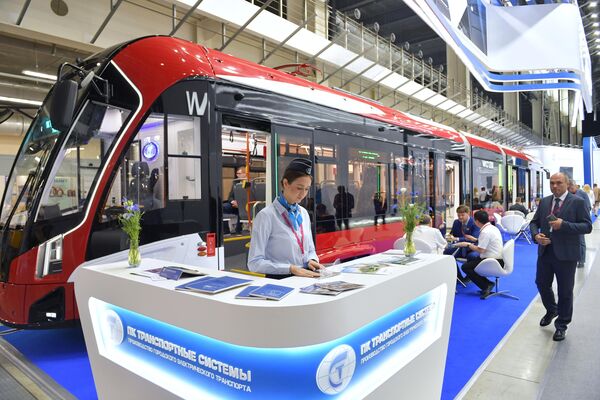 Xe điện hai chiều ba ngăn của Nga tại triển lãm công nghiệp quốc tế &quot;Innoprom-2023&quot; ở Ekaterinburg. - Sputnik Việt Nam