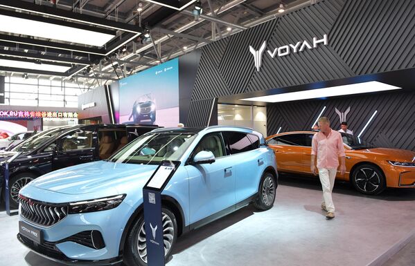 Gian hàng của công ty ô tô Trung Quốc Voyah tại triển lãm công nghiệp quốc tế Innoprom-2023 ở Ekaterinburg. - Sputnik Việt Nam