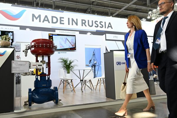 Gian hàng của Nhà máy thí nghiệm Kamyshin tại triển lãm công nghiệp quốc tế &quot;Innoprom-2023&quot; ở Ekaterinburg. - Sputnik Việt Nam