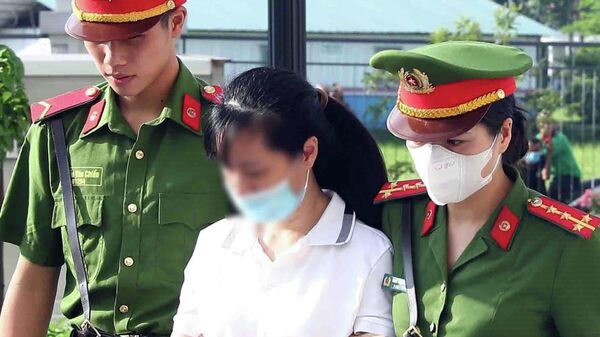 Lực lượng chức năng dẫn giải các bị cáo tới phiên toà xét xử. - Sputnik Việt Nam