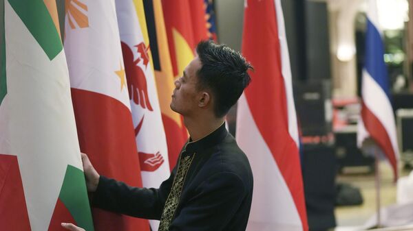 Chuẩn bị cờ các nước tại Hội nghị thượng đỉnh ASEAN tại Jakarta - Sputnik Việt Nam