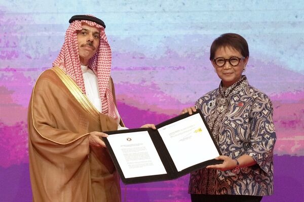 Ngoại trưởng Saudi Arabia và Indonesia Faisal ibn Farhan Al Saudna và Retno Marsudi tại Hội nghị thượng đỉnh ASEAN ở Jakarta. - Sputnik Việt Nam