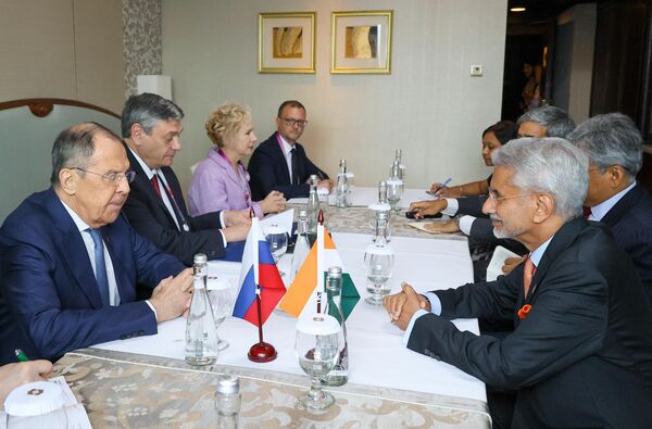 Ngoại trưởng Nga Sergei Lavrov và Ngoại trưởng Ấn Độ Subrahmanyam Jaishankar trong cuộc gặp ở Jakarta. - Sputnik Việt Nam