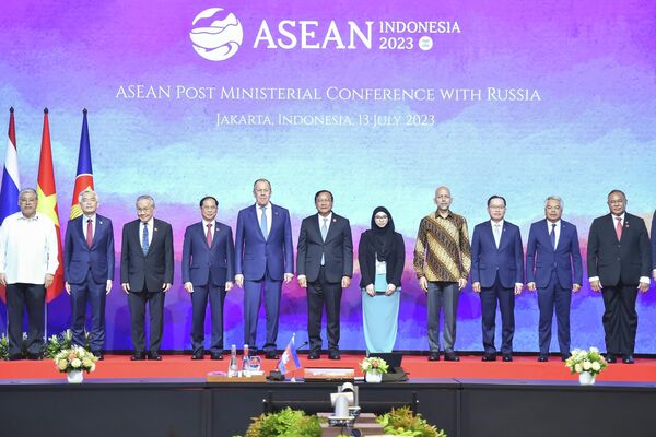 Bộ trưởng Ngoại giao các nước thành viên ASEAN và Nga chụp ảnh chung. - Sputnik Việt Nam