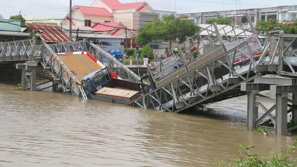 Trà Vinh: Sập cầu tạm khi dùng xe tải thử tải - Sputnik Việt Nam