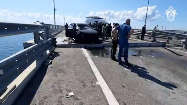 Nhân viên Uỷ ban điều tra Nga làm việc tại vị trí đường bị hư hỏng trên cầu Crưm - Sputnik Việt Nam