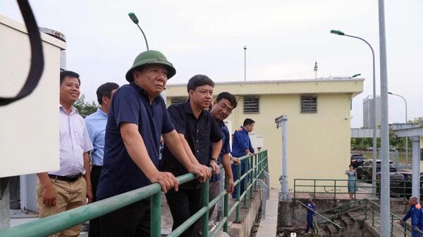Ông Nguyễn Đức Thọ, Phó chủ tịch UBND thành phố Hải Phòng (đứng thứ nhất từ trái sang) đang thị sát công tác phòng chống bão số 1. - Sputnik Việt Nam