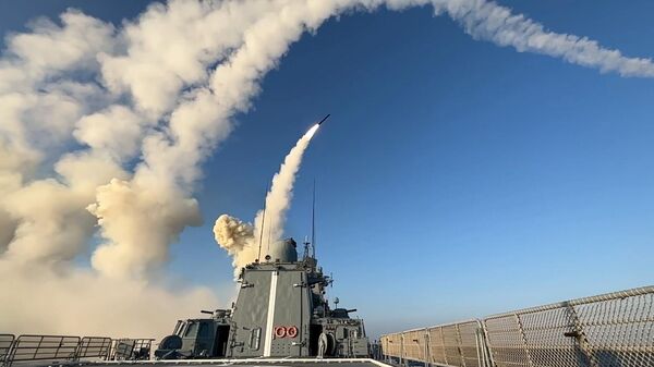 Phóng tên lửa từ tàu Hải quân Nga tại kho chứa vũ khí phương Tây ở vùng Lvov - Sputnik Việt Nam