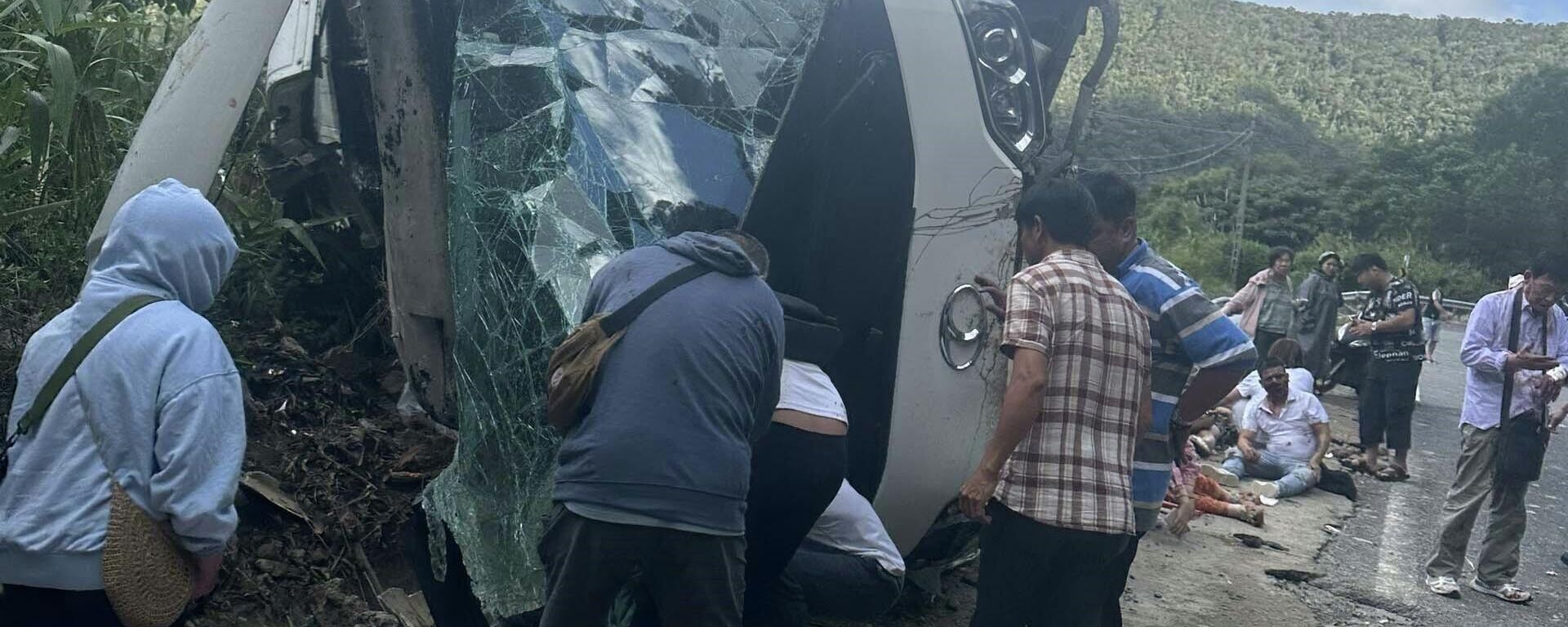 Khánh Hòa: Xe chở khách bị lật trên đèo Khánh Lê khiến 4 du khách nước ngoài tử vong - Sputnik Việt Nam, 1920, 18.07.2023