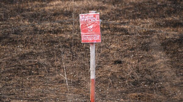Một dấu hiệu cảnh báo trên một bãi mìn phía trước khu vực kiên cố ở vùng Kherson. - Sputnik Việt Nam