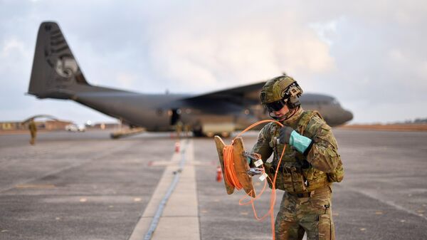 Một thành viên của Quân đội Úc tại C-130J Hercules của Lực lượng Phòng vệ Úc tại Căn cứ Không quân Hoàng gia Úc, Darwin - Sputnik Việt Nam