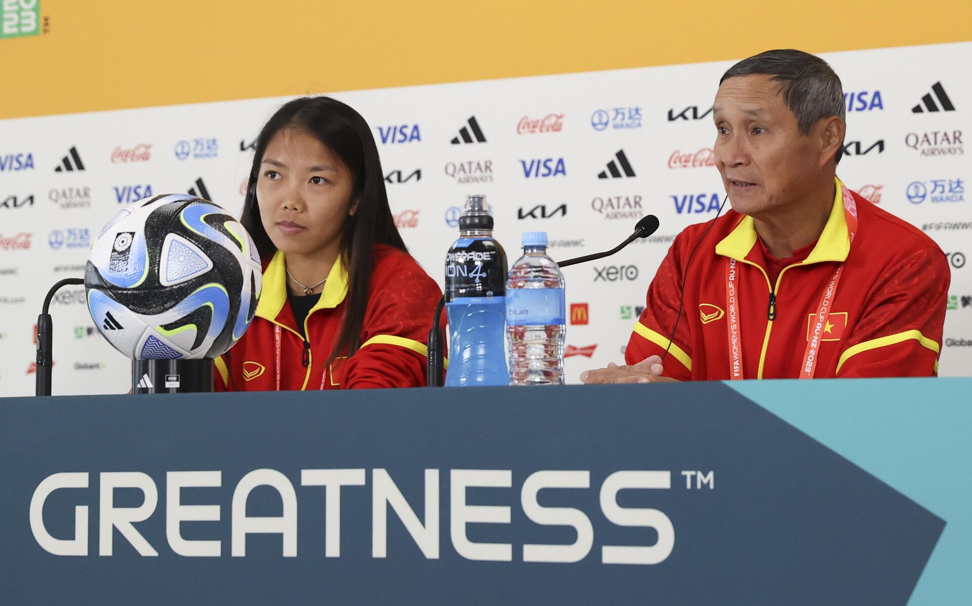 Đội trưởng đội tuyển Việt Nam Huỳnh Như và huấn luyện viên  Mai Đức Trung phát biểu trong cuộc họp báo một ngày trước trận đầu tiên của đội tại Women's World Cup
 - Sputnik Việt Nam, 1920, 22.07.2023
