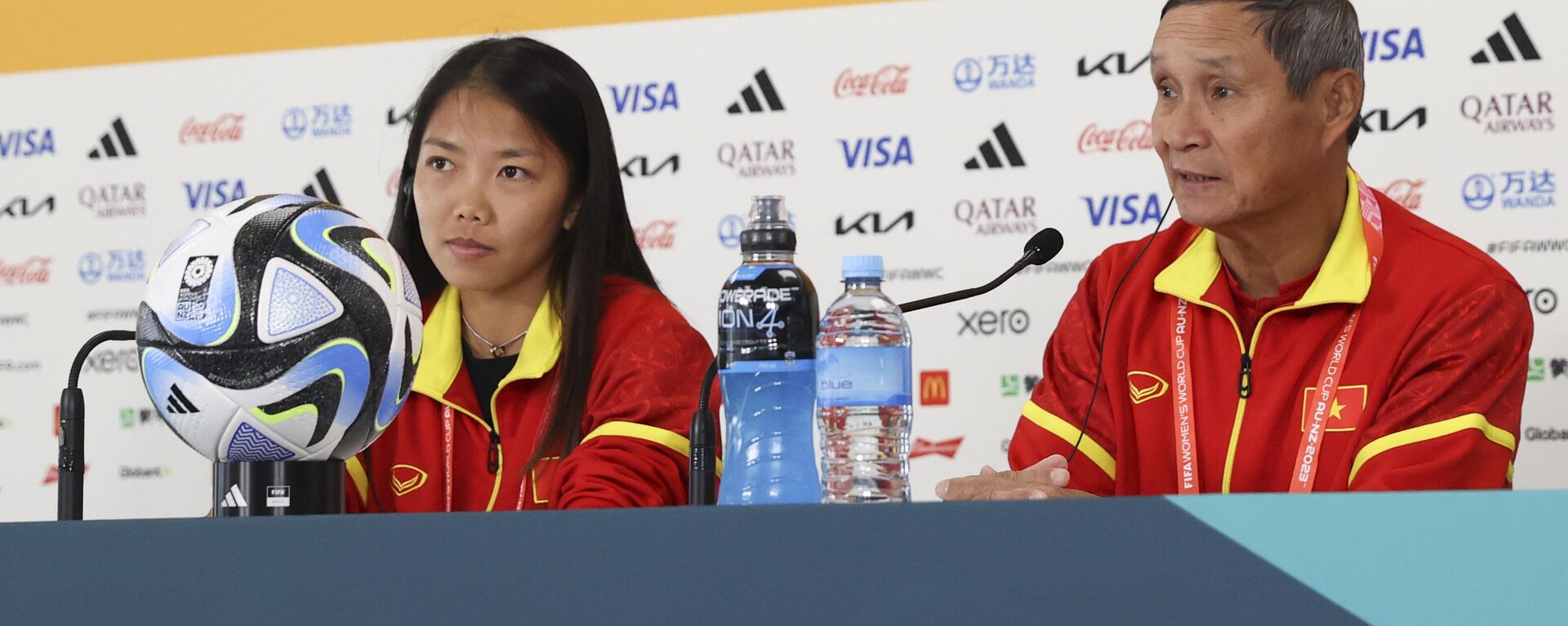 Đội trưởng đội tuyển Việt Nam Huỳnh Như và huấn luyện viên  Mai Đức Trung phát biểu trong cuộc họp báo một ngày trước trận đầu tiên của đội tại Women's World Cup
 - Sputnik Việt Nam, 1920, 02.08.2023