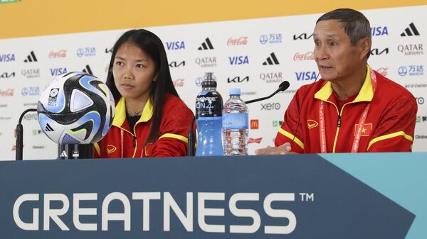 Đội trưởng đội tuyển Việt Nam Huỳnh Như và huấn luyện viên  Mai Đức Trung phát biểu trong cuộc họp báo một ngày trước trận đầu tiên của đội tại Women's World Cup
 - Sputnik Việt Nam